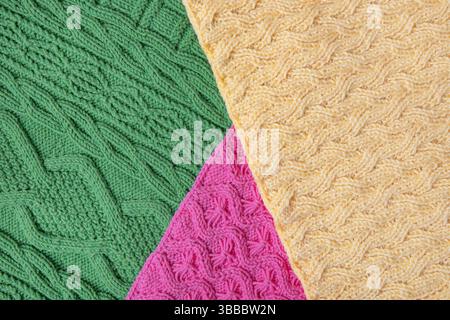 Fond vert jaune et rose texturé abstrait tricoté. Grand tricot avec un motif. Gros plan d'une couverture tricotée Banque D'Images