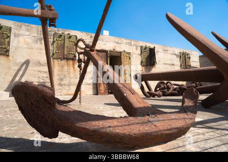 Musée national de la guerre de la Valette, vue d'une exposition d'ancres de navires énormes située dans le musée national de la guerre, Fort St Elmo, la Valette, Malte Banque D'Images