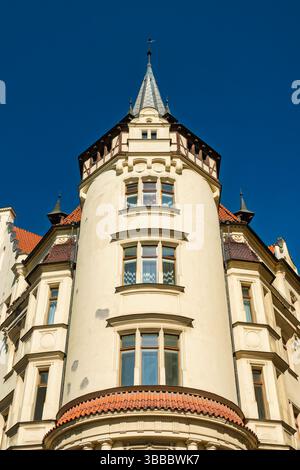 PRAGUE, RÉPUBLIQUE TCHÈQUE - 04 AVRIL 2025 : la façade d'angle de l'un des nombreux bâtiments anciens de la ville. Banque D'Images