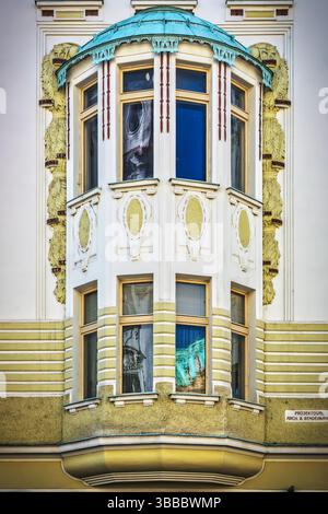 PRAGUE, RÉPUBLIQUE TCHÈQUE - 04 AVRIL 2025 : grandes fenêtres ornées spectaculaires sur l'un des vieux bâtiments de la ville. Banque D'Images