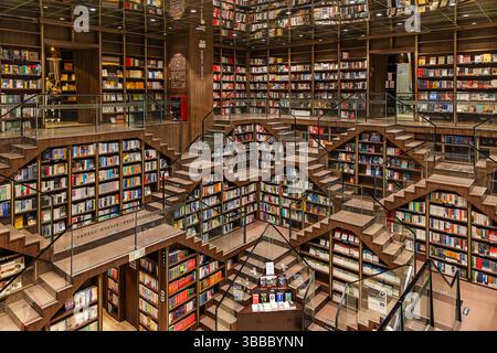 Chongqing, Chine - octobre 2023 : le design intérieur unique de la librairie Zhongshuge à Chongqing, en utilisant des escaliers courts et un miroir au plafond. Banque D'Images