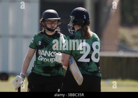 Corbridge, Angleterre, 10 mai 2025. Jenny McDowell et Olivia Ashburn battant pour Northumberland Women contre Cambridgeshire Women lors de la Vitality T20 Women's County Cup, match du deuxième tour au Corbridge Cricket Club. Crédit : Colin Edwards Banque D'Images