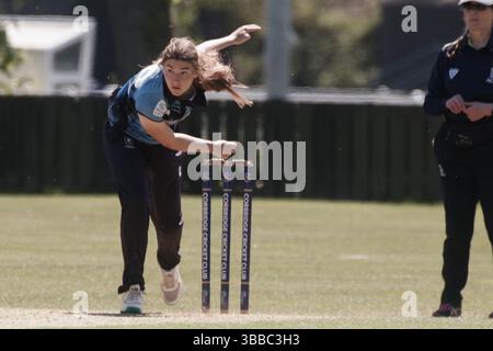 Corbridge, Angleterre, 10 mai 2025. Jessica Pugh bowling pour Cambridgeshire Women contre Northumberland Women dans la Vitality T20 Women's County Cup, match du deuxième tour au Corbridge Cricket Club. Crédit : Colin Edwards Banque D'Images