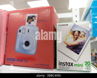 Bobruisk, Biélorussie - 30 mars 2025 : des caméras instantanées et des packs de films aux couleurs vives sont soigneusement disposés sur les étagères des magasins, invitant les clients à capturer Banque D'Images