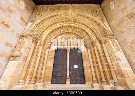 Détail architectural de l'entrée principale de l'église San Pedro de la Rua, un bel exemple d'art roman à Yesa, Navarre, Espagne Banque D'Images