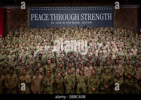Doha, Qatar. 15 mai 2025. Les troupes et le personnel AMÉRICAINS attendent le président américain Donald Trump à la base aérienne Al-Udeid au Sud-Ouest de Doha au Qatar, jeudi 15 mai 2025. Photo de la Maison Blanche/ crédit : UPI/Alamy Live News Banque D'Images