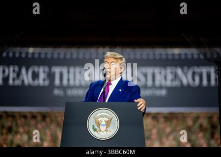 Doha, Qatar. 15 mai 2025. Le président AMÉRICAIN Donald Trump s’adresse aux troupes à la base aérienne d’Al-Udeid au Sud-Ouest de Doha au Qatar, jeudi 15 mai 2025. Photo de la Maison Blanche/ crédit : UPI/Alamy Live News Banque D'Images