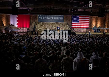Doha, Qatar. 15 mai 2025. Le président AMÉRICAIN Donald Trump s’adresse aux troupes à la base aérienne d’Al-Udeid au Sud-Ouest de Doha au Qatar, jeudi 15 mai 2025. Photo de la Maison Blanche/ crédit : UPI/Alamy Live News Banque D'Images