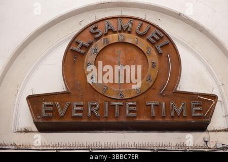 Cardiff, South Glamorgan, pays de Galles, Europe - 08 mai 2025 : une grande horloge H. Samuel au-dessus de l'entrée du marché central de Cardiff. Banque D'Images