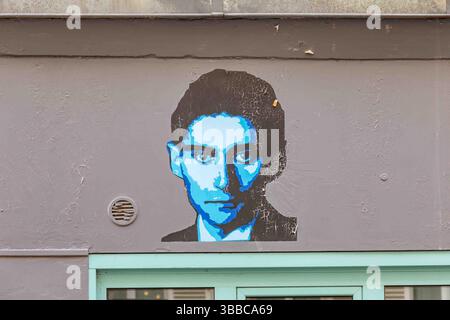 Street art de Montmartre : découpe Whatpaste de Franz Kafka dans le 18ème arrondissement de Paris, France Banque D'Images