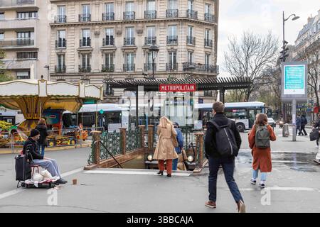 Passagers entrant dans la station de métro Jules Joffrin place Jules Joffrin dans le quartier de Montmartre à Paris, France Banque D'Images