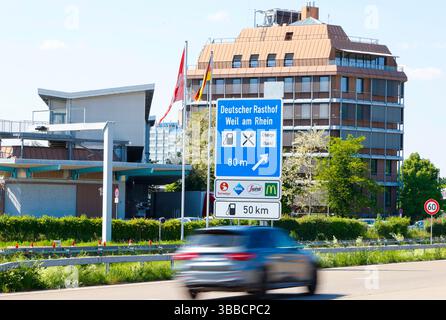 Weil am Rhein, Allemagne - 15 mai 2025 : frontière germano-suisse entre l'Allemagne et la Suisse, Deutschland - Schweiz, Bâle, Lörrach, Südbaden, douane, Grenze, Dogana, Zoll, Zollamt, Polizei Banque D'Images