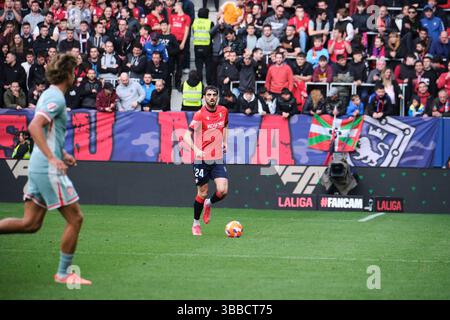 Pampelune, Navarre, Espagne - 15 mai 2025 : Álvaro Catena d'Osasuna dribble le ballon dans le match Osasuna vs Atlético de Madrid, qui fait partie des SPORTS LaLiga EA en Espagne, qui se tient au stade El Sadar. Crédit : Rubén Gil/Alamy Live News. Banque D'Images