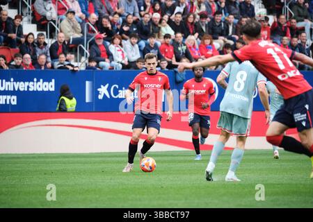 Pampelune, Navarre, Espagne - 15 mai 2025 : Pablo Ibáñez d'Osasuna dribble le ballon dans le match Osasuna vs Atlético de Madrid, qui fait partie des SPORTS LaLiga EA en Espagne, qui se tient au stade El Sadar. Crédit : Rubén Gil/Alamy Live News. Banque D'Images