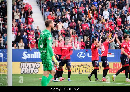 Pampelune, Navarre, Espagne - 15 mai 2025 : Álvaro Catena d'Osasuna célèbre son but dans le match Osasuna vs Atlético de Madrid, qui fait partie des SPORTS LaLiga EA en Espagne, au stade El Sadar. Crédit : Rubén Gil/Alamy Live News. Banque D'Images