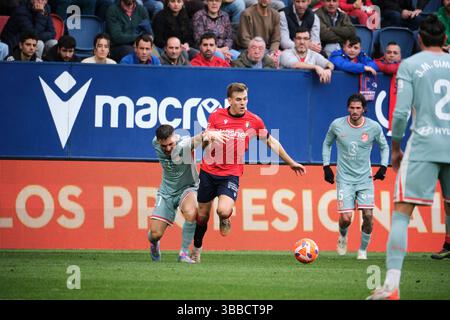 Pampelune, Navarre, Espagne - 15 mai 2025 : Pablo Ibáñez d'Osasuna dribble le ballon dans le match Osasuna vs Atlético de Madrid, qui fait partie des SPORTS LaLiga EA en Espagne, qui se tient au stade El Sadar. Crédit : Rubén Gil/Alamy Live News. Banque D'Images