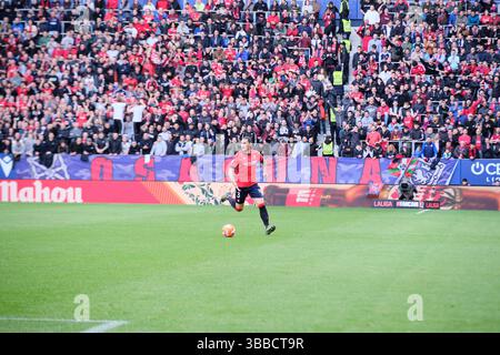 Pampelune, Navarre, Espagne - 15 mai 2025 : Juan Cruz d'Osasuna dribble dans le match Osasuna vs Atlético de Madrid, qui fait partie des SPORTS LaLiga EA en Espagne, au stade El Sadar. Crédit : Rubén Gil/Alamy Live News. Banque D'Images