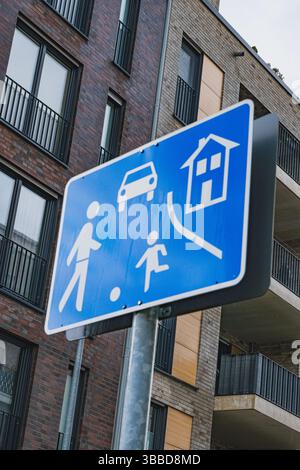 Signe de zone de vie avec des bâtiments résidentiels en arrière-plan Banque D'Images