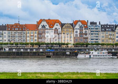 Vue de face sur les vieux bâtiments du centre-ville à proximité du Rhin avec un bateau de passage Banque D'Images