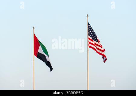 Les drapeaux des États-Unis et des Émirats arabes Unis sont soufflés dans le vent Banque D'Images