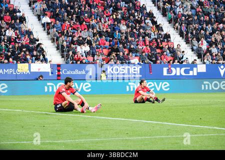 Pampelune, Navarre, Espagne - 15 mai 2025 : Álvaro Catena et Juan Cruz d'Osasuna dans le match Osasuna vs Atlético de Madrid, dans le cadre de la LaLiga EA SPORTS en Espagne, qui se tient au stade El Sadar. Crédit : Rubén Gil/Alamy Live News. Banque D'Images