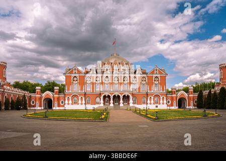 Moscou, Russie 12 mai 2025 : Palais de voyage Petrovsky. La construction du palais impérial sur fond de ciel bleu. Photo de haute qualité Banque D'Images