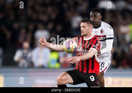 Luka Jovic de l'AC Milan concourt pour le ballon avec Jhon Lucumi du Bologna FC lors du match final de la Coppa Italia entre l'AC Milan et le Bologna FC. Banque D'Images