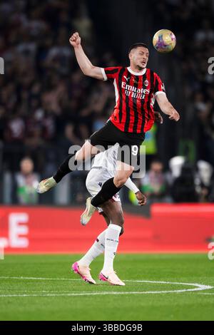 Luka Jovic de l'AC Milan concourt pour le ballon avec Jhon Lucumi du Bologna FC lors du match final de la Coppa Italia entre l'AC Milan et le Bologna FC. Banque D'Images