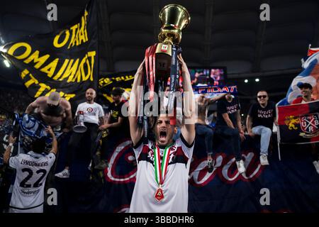 Remo Freuler du Bologna FC célèbre avec le trophée lors de la cérémonie de remise des prix qui suit le match final de la Coppa Italia entre l'AC Milan et le Bologna FC. Banque D'Images