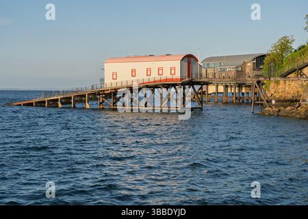 Nouvelles et anciennes stations de sauvetage, Tenby, pays de Galles occidental Banque D'Images