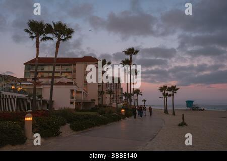 Un ciel coloré de coucher de soleil sur un chemin le long de la plage à Coronado, San Diego, Californie Banque D'Images