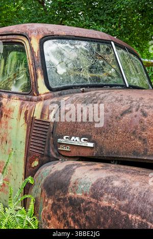 Old rusty farm 150 abandonné vintage GMC pick up truck garé dans un champ en milieu rural Pike Road Alabama. Banque D'Images