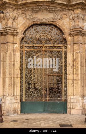 Ancienne ancienne porte en métal antique élégante à Nice, France Banque D'Images