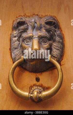 Ancienne poignée de porte élégante en forme de lion en métal à Nice, France Banque D'Images