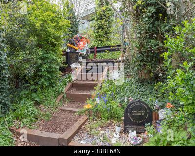 Marc Bolan's Rock Shrine, un mémorial à Barnes, Londres pour la pop star Marc Bolan sur l'endroit où il est mort dans un accident de voiture en 1977 (en 2024). Banque D'Images