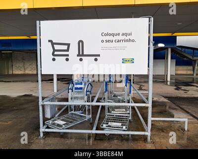 Chariots vides debout dans une zone désignée à l'extérieur du magasin ikea, invitant les clients à commencer leur expérience de magasinage Banque D'Images