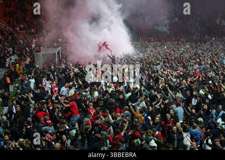 LONDRES, Royaume-Uni - 15 mai 2025 : les fans de Charlton Athletic célèbrent la victoire de leur équipe avec une invasion de terrain de masse après le match de deuxième manche de Sky Bet League One Play-offs entre Charlton Athletic et Wycombe Wanderers à The Valley (crédit : Craig Mercer/ Alamy Live News) Banque D'Images