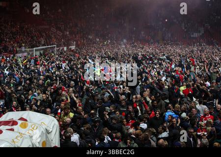 LONDRES, Royaume-Uni - 15 mai 2025 : les fans de Charlton Athletic célèbrent la victoire de leur équipe avec une invasion de terrain de masse après le match de deuxième manche de Sky Bet League One Play-offs entre Charlton Athletic et Wycombe Wanderers à The Valley (crédit : Craig Mercer/ Alamy Live News) Banque D'Images