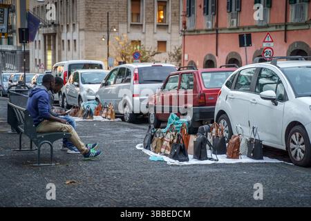 NAPLES, ITALIE - 5 nov 2018 - marché des faux sacs à Naples. Vente de marchandises de contrefaçon à des prix de détail bien inférieurs à la normale Banque D'Images