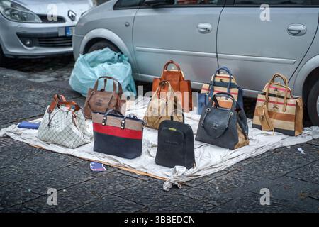 NAPLES, ITALIE - 5 nov 2018 - marché des faux sacs à Naples. Vente de marchandises de contrefaçon à des prix de détail bien inférieurs à la normale Banque D'Images