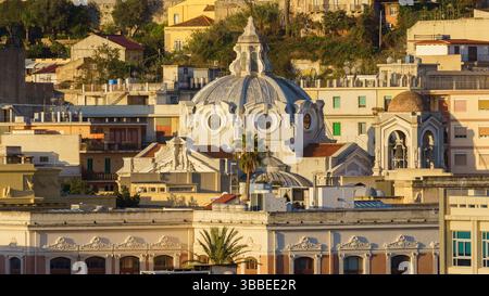 MESSINE, ITALIE - 06 NOVEMBRE 2018 - L'église Sanctuaire de notre-Dame du Mont Carmel ou Chiesa del Carmine en Sicile avec le panorama de la ville Banque D'Images