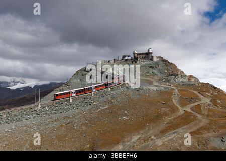 Gornergrat Gotthard Bahn / Gornergrat train au départ de la gare de Gornergrat, la plus haute gare en plein air d'Europe Banque D'Images
