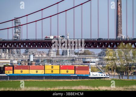 Container cargo sur le Rhin près d'Emmerich, en direction des pays-Bas, pont Rhin, Rhénanie du Nord-Westphalie, Allemagne, Banque D'Images