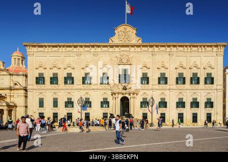 VALLETTA, MALTE - 12 NOVEMBRE 2018 - vue extérieure de l'Auberge de Castille sur la place Castille avec des gens qui marchent Banque D'Images