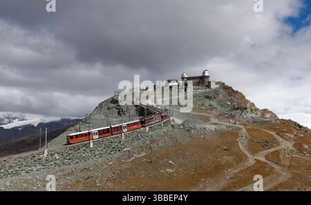 Gornergrat Gotthard Bahn / Gornergrat train au départ de la gare de Gornergrat, la plus haute gare en plein air d'Europe Banque D'Images
