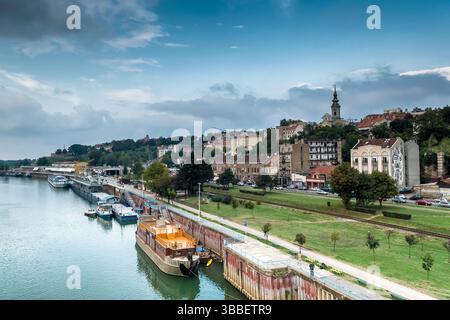 Belgrade, Serbie - 25 septembre 2015 : vue sur le paysage urbain de Belgrade avec des bateaux amarrés sur la rivière Sava et les gens profitant d'un après-midi ensoleillé Banque D'Images
