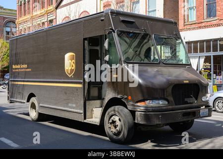 Port Townsend., WA, États-Unis - 23 avril 2025 ; United Parcels Service UPS fourgon de livraison garé sur la rue de la ville dans la livrée brune Banque D'Images