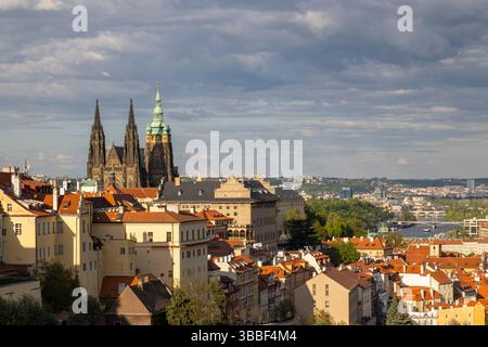 Vue panoramique sur le château de Prague et la cathédrale de Vitus depuis un point de vue élevé, mettant en valeur la beauté architecturale de la ville et la rivière Vltava sous un cl Banque D'Images