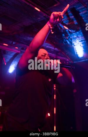 Brighton, ville de Brighton et Hove, East Sussex, Royaume-Uni. Brighton accueille le festival de musique annuel The Great Escape. Ce festival de 4 jours présente des groupes établis et émergents se produisant dans plusieurs lieux. Ici, le groupe Hip-Hop Angry Blackmen un duo de rap américain se produit au club Players Seafront. 15 mai 2025 David Smith/Alamy Banque D'Images