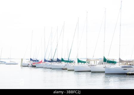 Voiliers se trouvant ahull avec des ventes vers le bas dans Boston Harbor / Harbour - Seaport Waterfront Banque D'Images